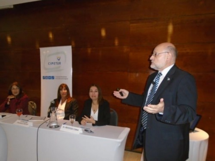 DISERTACI&Oacute;N DEL PRESIDENTE DE AHRU Y CAMTUR EN DESAYUNO CIPETUR