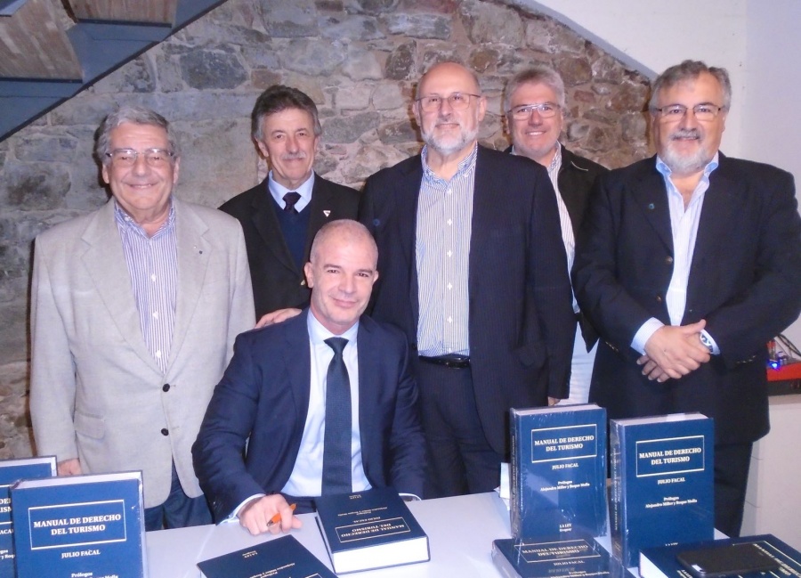 Julio Facal present&oacute; su Manual de Derecho del Turismo