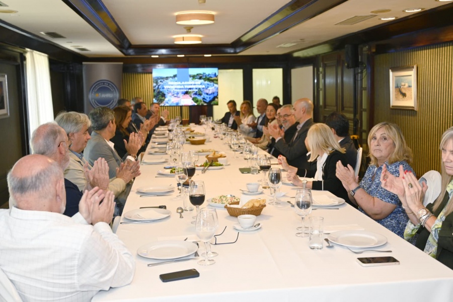 Almuerzo de presentaci&oacute;n del borrador de la regulaci&oacute;n de Inmuebles de Uso Tur&iacute;stico