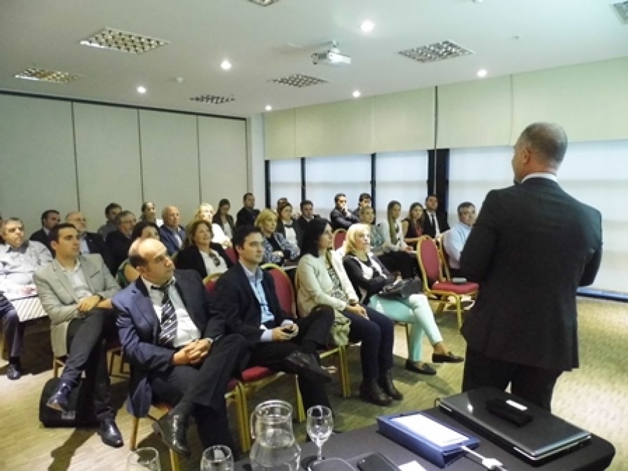 Desayuno La hoteler&iacute;a y sus desaf&iacute;os legales &ndash; Dr. Julio Facal